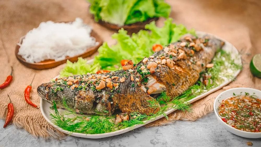Fresh snakehead fish is grilled over hot coals, retaining its natural sweetness and rich aroma